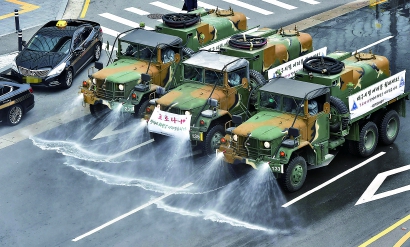 韩军防化洗消车辆作业