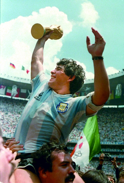 1986年马拉多纳率阿根廷队夺得世界杯冠军  图ic