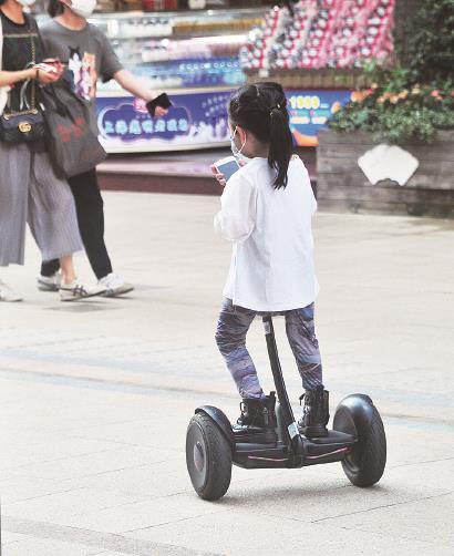 幼童馬路上玩平衡車令人擔憂